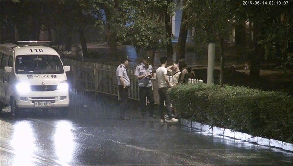 民警雨中對戴眼鏡、白T恤男及女孩進行盤查.jpg